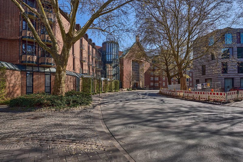 Street, general architecture, pavement, paving slabs, bare wintry trees, fenced-off construction site, blue cloudless sky, intersection An der Clemenskirche with Loerstraße, Münster, Münsterland, independent city, North Rhine-Westphalia, Germany, Europe