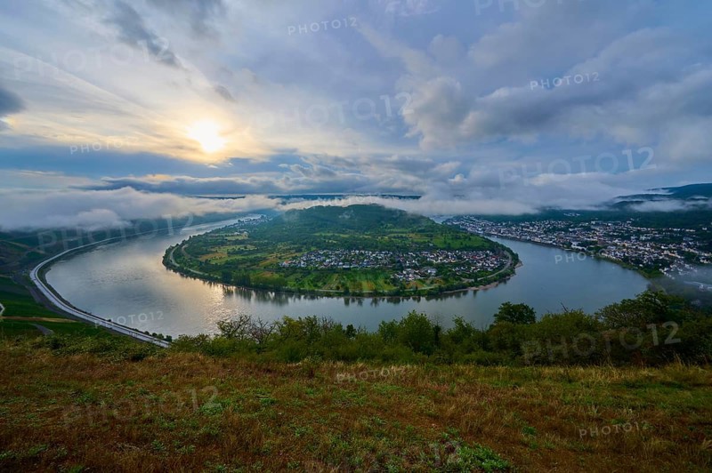 River landscape in sunrise mood with clouds and haze in the air, summer, Rhine bend Boppard, Gedeonseck, Boppard, Rhine, Rhine-Hunsrück district, Rhineland-Palatinate, Germany, Europe