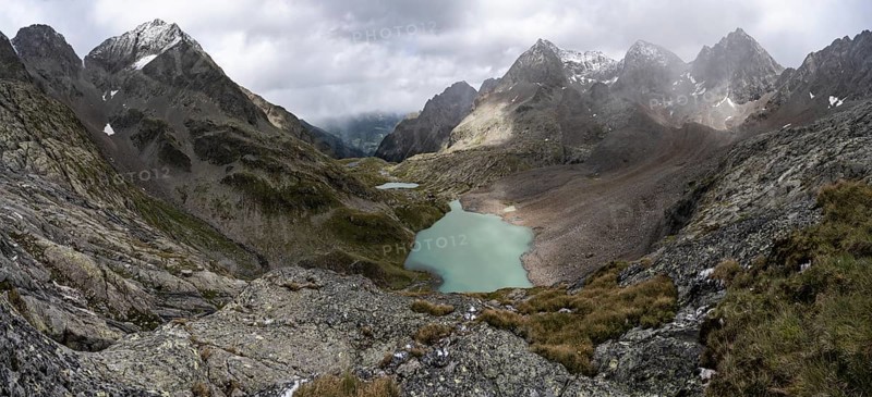 View of mountain landscape, turquoise-blue mountain lake Großer Gradensee, behind summit of Petzeck, Hoher Perschitzkopf and Kruckelkopf, Schober group, Hohe Tauern National Park, Carinthia, Austria, Europe