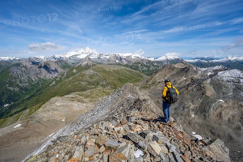Mountaineer at the summit of Böses Weibl, view of picturesque mountain landscape with snow-covered summit of the Großglockner, Wiener Höhenweg, Schober group, Hohe Tauern National Park, Carinthia, Austria, Europe
