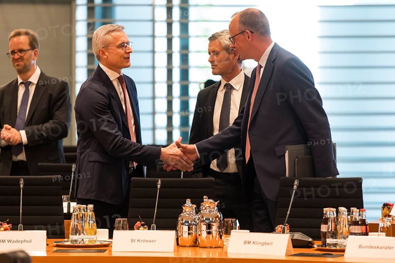 Karsten Wildberger (CDU, Federal Minister for Digitalisation and State Modernisation) and Federal Chancellor Friedrich Merz (CDU) in front of the meeting between Federal Chancellor Friedrich Merz and the heads of government of the federal states in the International Conference Hall of the Federal Chancellery, Berlin, 18.06.2025