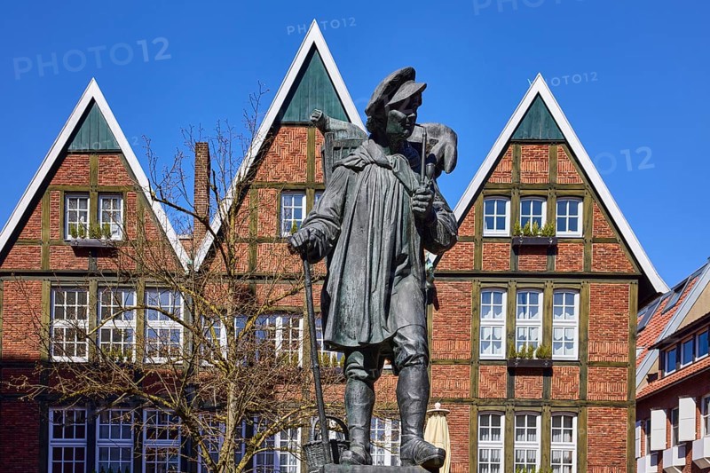 Kiepenkerl monument, bronze sculpture, brick architecture, facade, window, blue cloudless sky, Spiekerhof, Münster, Münsterland, independent city, North Rhine-Westphalia, Germany, Europe