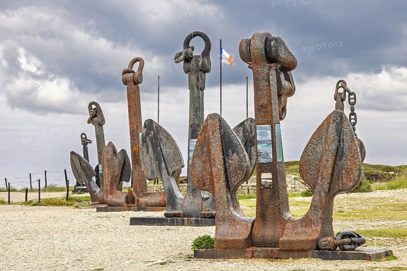 Old rusty anchor from warships by the Atlantic Battle Memorial Museum at Pointe de Pen Hir, Camaret-sur-Mer, Crozon Peninsula, Bretagne, France, Europe
