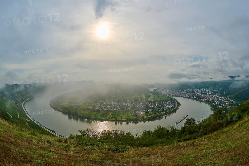 Dreamy river landscape with clouds and sunlight, surrounded by hills, summer, Rhine bend Boppard, Gedeonseck, Boppard, Rhine, Rhine-Hunsrück district, Rhineland-Palatinate, Germany, Europe