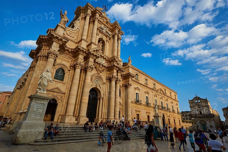 Cathedral of Syracuse, Large baroque cathedral seen from the side with details of the architecture and people on the square, Ortigia Island, Isola di Ortigia, Historic city centre, Syracuse, Sicily, Italy, Europe