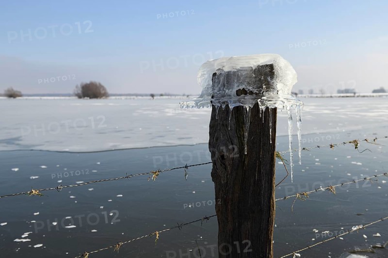 Ice cap... Ice formation (winter flood 2020, 2021), Bislicher Insel near Xanten, North Rhine-Westphalia, Germany during extreme cold for the region, weather conditions, nationally known nature reserve, Wesel district, Lower Rhine, Rhineland, Germany, Western Europe, Europe