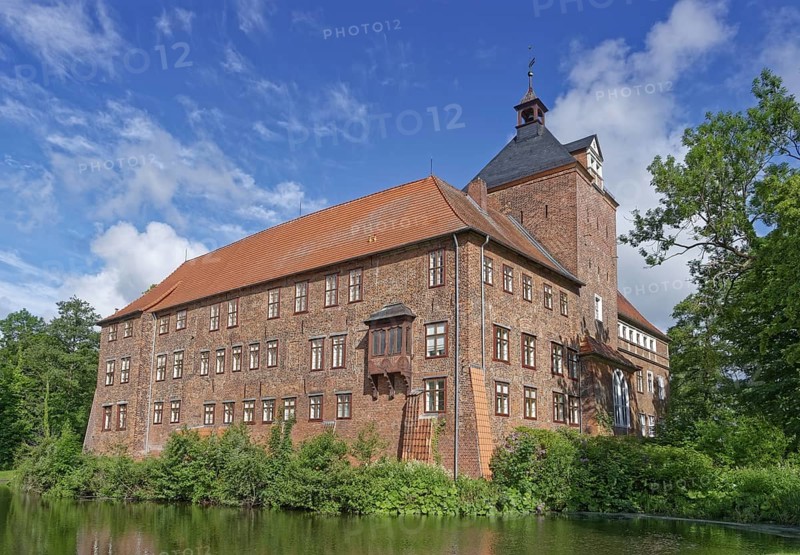 The castle in Winsen in northern Lower Saxony is over 700 years old. The building now houses the Winsen district court. Lower Saxony, Germany, Europe