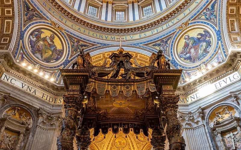 A picture of the upper section of the St. Peter's Basilica altar