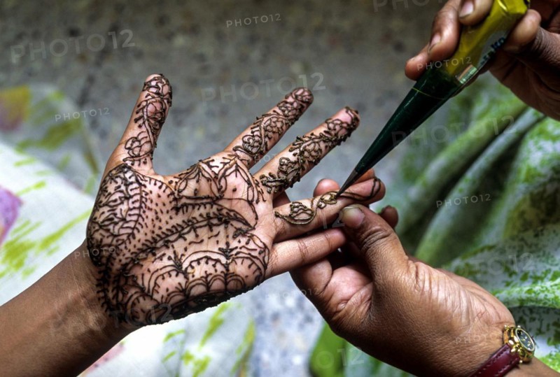 A woman showing mehandi henna applied on a girls hand, Tamil Nadu, South India, India, Asia