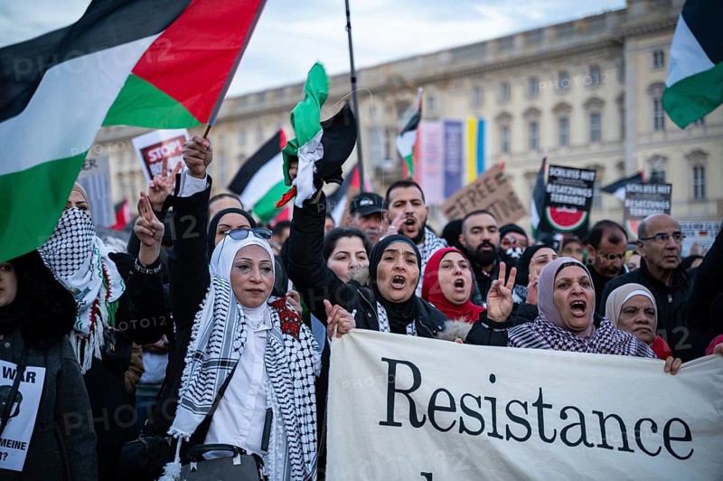 04.11.2023, Berlin, Germany, Europe, Over 8000 participants show their solidarity and take part in a demonstration for Palestine and against Israel under the title:, Europe