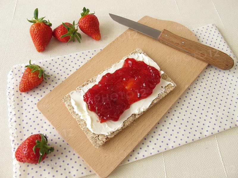 Crispbread with cream cheese and strawberry jam