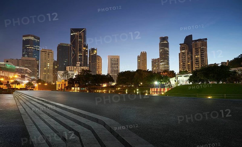 Leere Etage und moderne Stadtlandschaft