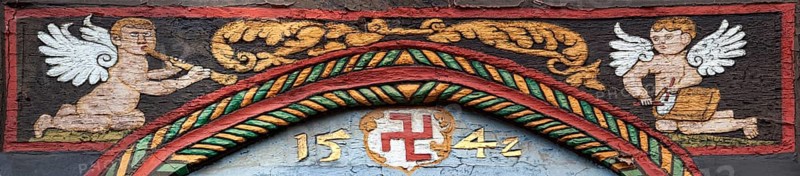 Coat of arms, Family Raven, 1542, Ornate Fachwerk-style, Decorations on a half-timbered house, Einbeck, Lower Saxony, Germany, Europe, Wappen der Familie Raven von 1542, Verzierung an einem Fachwerkhaus, Einbeck, Niedersachsen, Deutschland, Europa, Europe