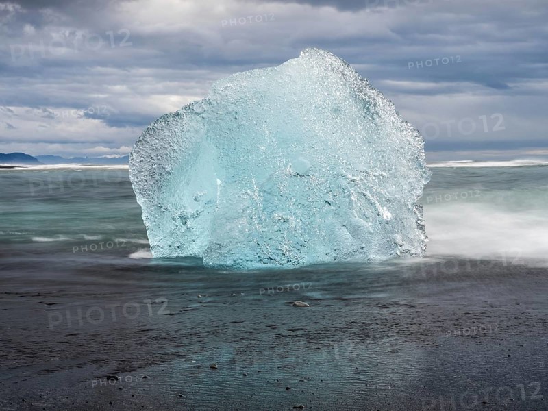 Diamond Beach, iceberg on black lava beach, near Jökulsarlon glacier lagoon, Vatnajökull National Park, Hornafjörður, South Iceland, Iceland, Europe