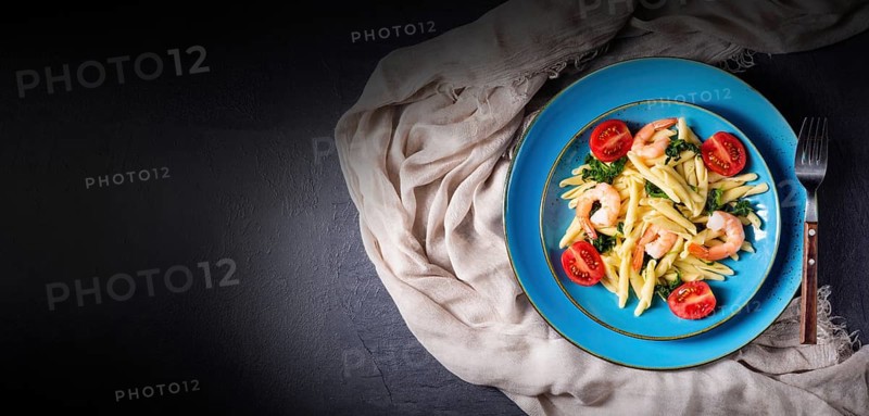 Strozzapreti pasta with spinach and prawns