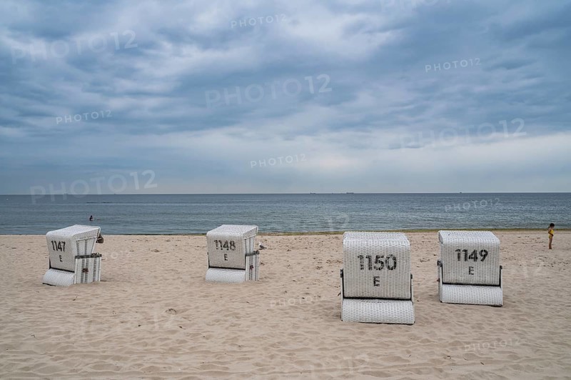 26.07.2024, Heringsdorf, Usedom, Mecklenburg-Western Pomerania, Germany, Europe, Clouds move over the empty sandy beach of the Baltic seaside resort of Heringsdorf with traditional beach chairs on the popular German holiday island on the Baltic Sea, Europe