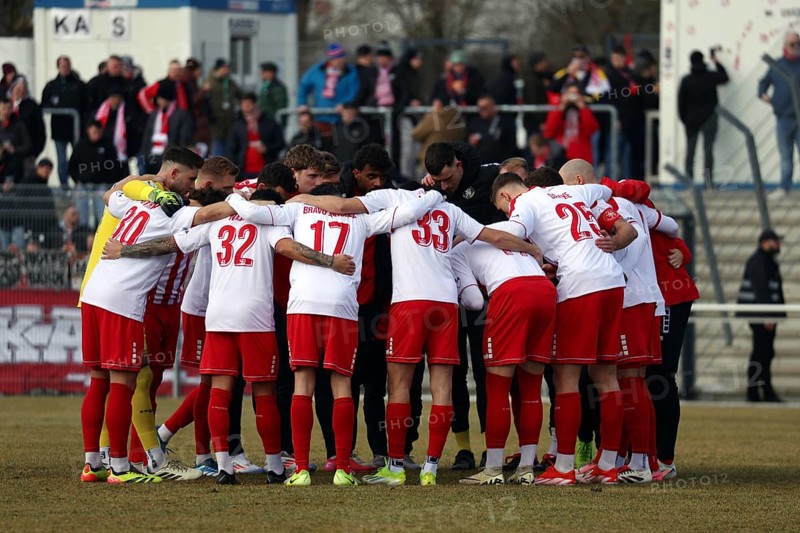 Evoking team spirit and getting in the mood for the important basement derby, the players of Hesse Kassel in front of the match of the Football-RL SW 24-25: 22nd Sptg: FC 08 Villingen vs KSV Hesse Kassel, Villingen-Schwenningen, Germany / Germany