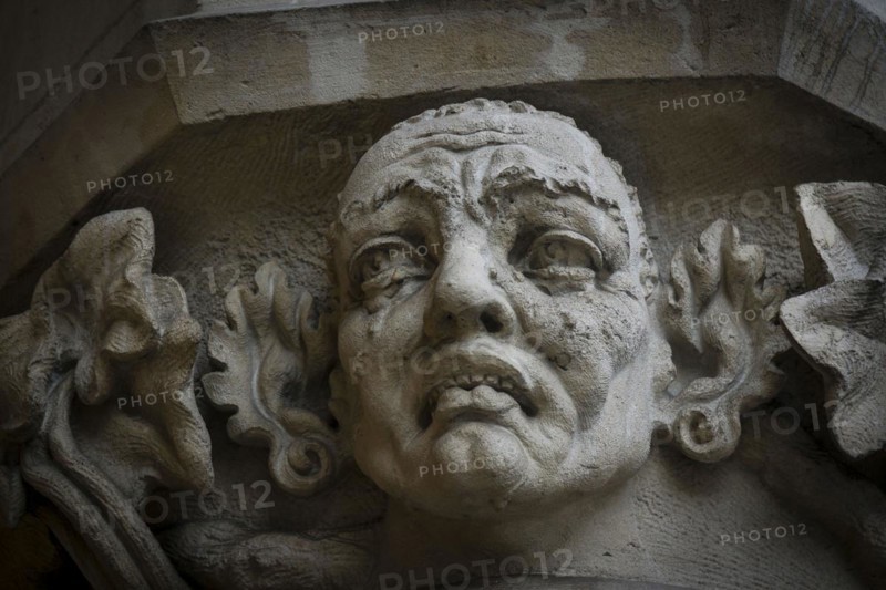 Rostro tallado en las columnas de Sukiennice, Rynek G?ówny, plaza del mercado, Cracovia, voivodato de Pequeña Polonia, Polonia, eastern europe