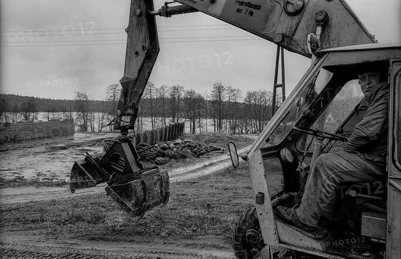 Germany, Sternberg, 12.01.1992, excavator driver, empty silo, old tyres, near Sternberg / Mecklenburg, Europe