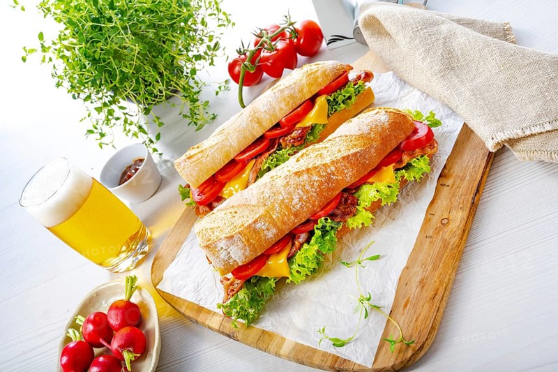 Crispy baguette with bacon, tomatoes and cheese
