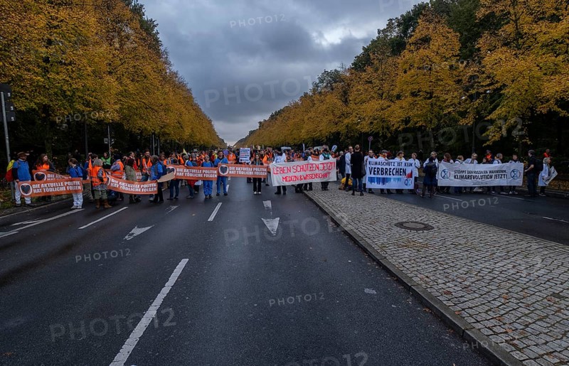 Germany, Berlin, 28.10.2023, Climate activists protest with mass occupation, Climate activists demonstrated on Saturday (28.10.2023) for a phase-out of fossil fuels with a mass occupation of Strasse des 17. According to the police, several hundred people took part in the protests at the Victory Column, some of whom blocked the street while sitting down. The police explained that it was forbidden to stick to the road. The protest was organised by the Last Generation initiative. The protests, modelled on those in the Netherlands, were intended to express the demand for an end to subsidies for fossil fuels, Europe