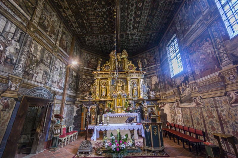 Capilla y techo con policromía del año 1655, glesia del arcángel San Miguel, siglo XV-XVI construida integramente con madera, Binarowa, Malopolska, voivodato de la Pequeña Polonia, Cárpatos, Polonia