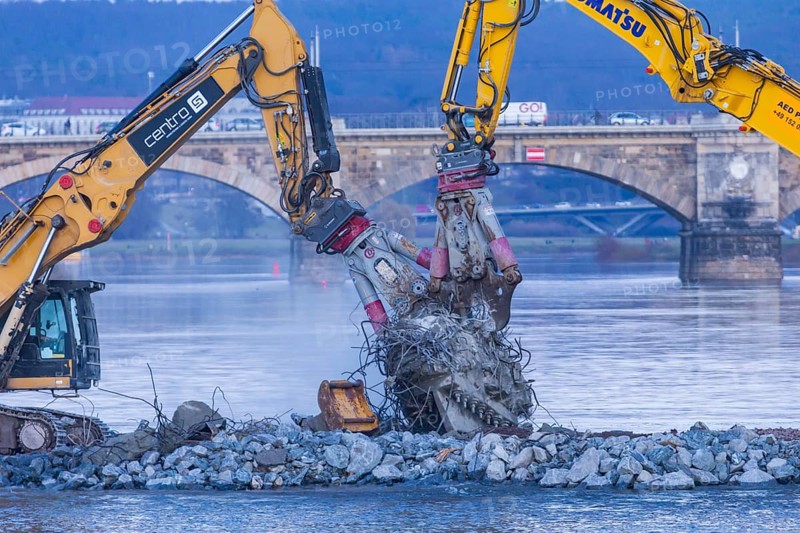 After the partial collapse of the Carola Bridge, demolition work continues on a dam built directly in the Elbe. Dresden, Saxony, Germany, Europe