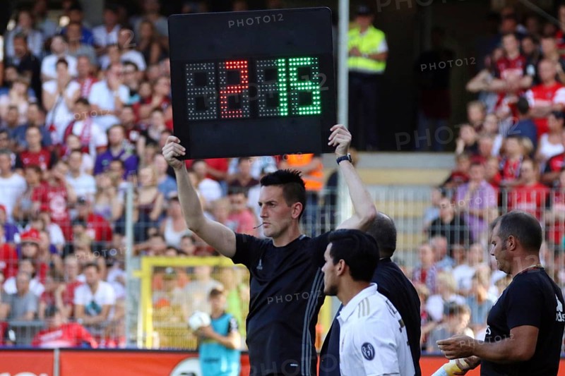 First major assignment in international professional football: Referee Tobias Döring (Klengen) on the touchline as fourth official at the match between SC Freiburg vs. AC Milan