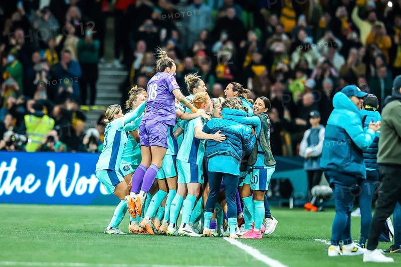 MELBOURNE, AUSTRALIA, JULY 31: Australia celebrate Steph CATLEY scoring a penalty whilst playing Canada at the FIFA Women's World Cup Australia New Zealand 2023 at Melbourne Rectangular Stadium on July 31, 2023