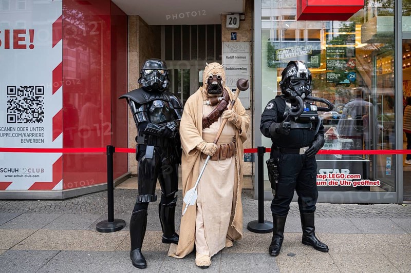 04.05.2024, Berlin, Germany, Europe, Star Wars fans in various costumes stand outside the Lego store on Tauentzienstrasse in Berlin-Charlottenburg on the informal Star Wars Day May the 4th be with you . Star Wars Day is celebrated annually on 4 May to commemorate the Star Wars series created by filmmaker George Lucas, Europe