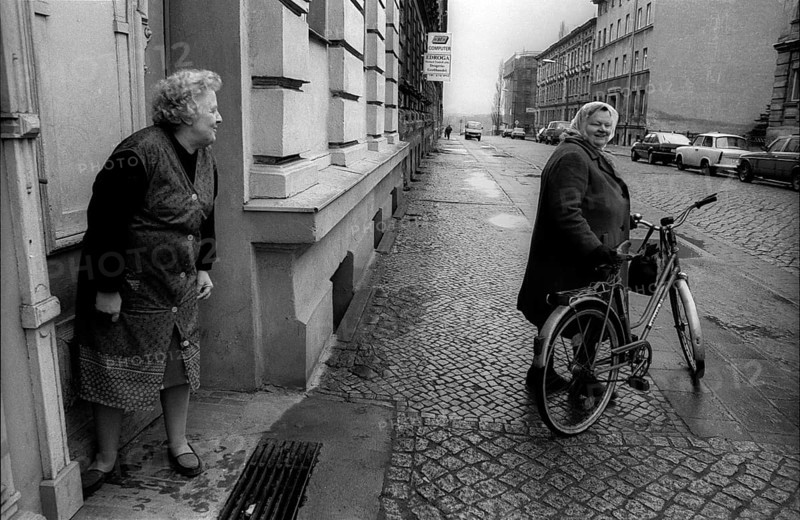 Germany, Eberswalde, 25.03.1992, street scene, two elderly ladies (woman) in conversation, Europe
