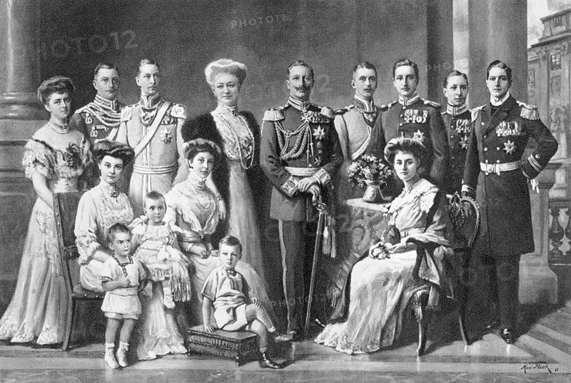 German Emperor Wilhelm II or William II, 1859 –1941, with his wife Augusta Victoria and their family, 1911, Deutschlands Kaiserhaus, Wilhelm II., deutscher Kaiser, 1859-1941, und Kaiserin Auguste Viktoria mit ihren Kindern, deren Gatten und ihren Enkeln, Gemälde von Max Fleck, 1911