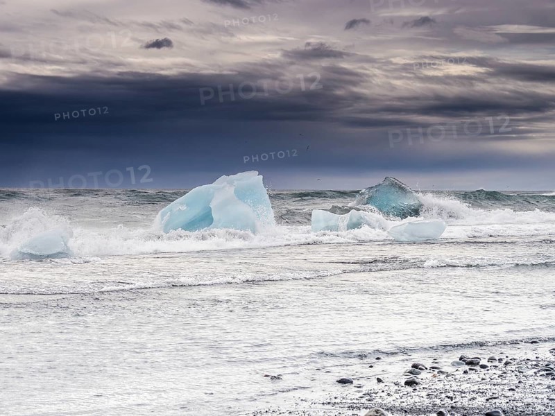 Diamond Beach, icebergs in the surf, near Jökulsarlon glacier lagoon, Vatnajökull National Park, Hornafjörður, South Iceland, Iceland, Europe