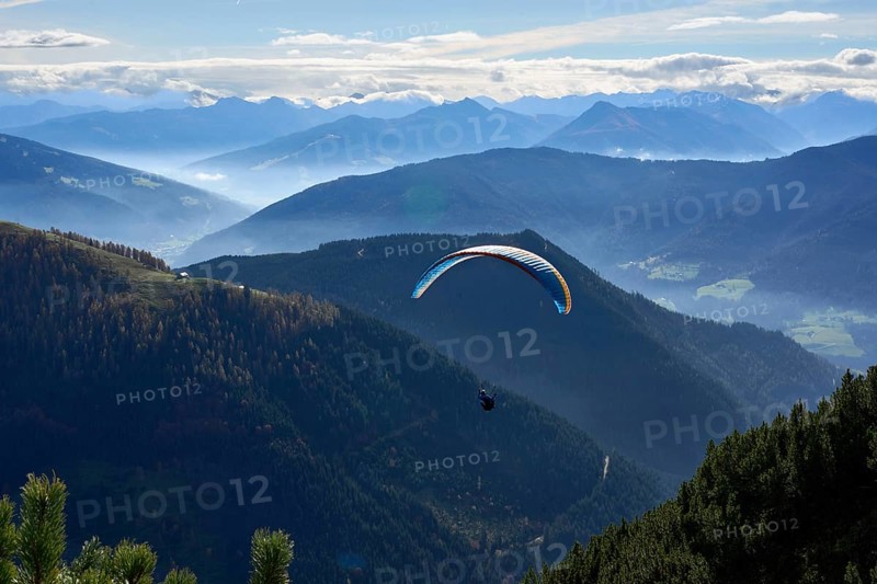 Paragliders, paragliders, paragliding, at the Bischlinghöhe, near the village of Werfenweng, Tennengebirge in Salzburger Land, Austria, Europe