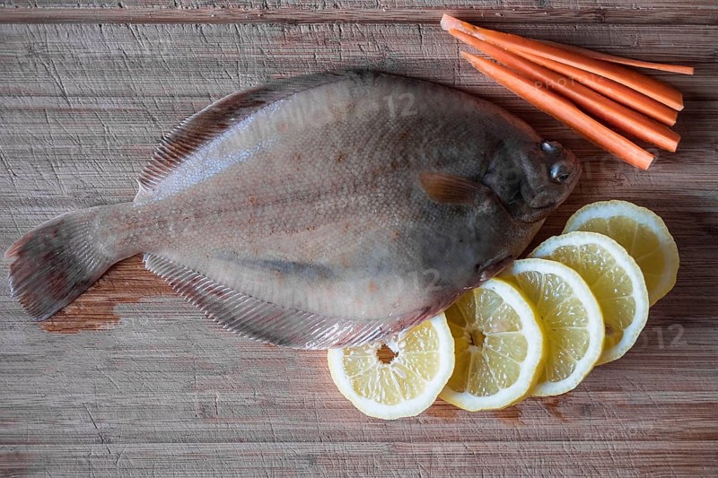 Fresh flounder with lemon and carrot
