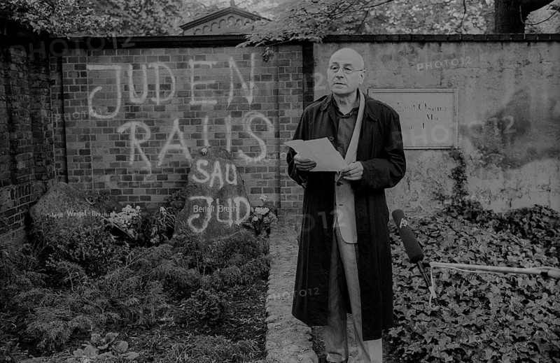 GDR, Berlin, 12 May 1990, demonstration/ rally against the desecration of Brecht's grave, Jews out, Saujud, Dorotheenstädtischer cemetery, Manfred Wekwerth (director of the Berliner Ensemble)