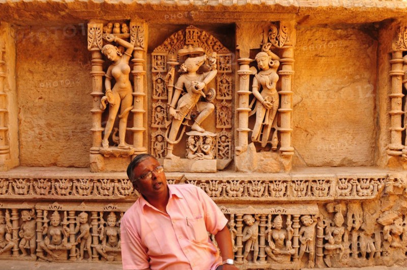 Gujarat, Indien: Führer erklärt die Geschichte des Hindu-Sandstein-Tempels Rani ki Vav (1063 n. CHr.) in Patan der Solanki Dynastie, der als Wasserspeicher (Step Well) diente