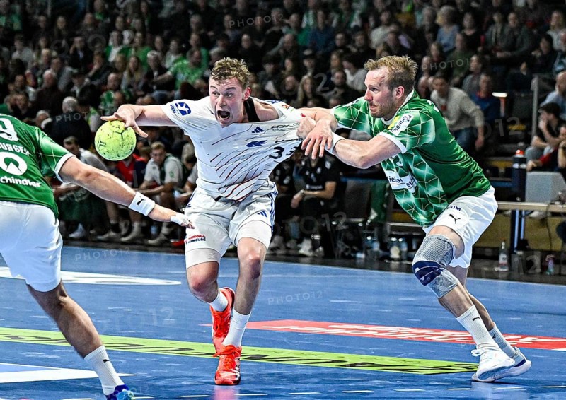 Handball, Daikin HBL, Fuechse Berlin - HSV Hamburg f.l. Moritz Sauter (HSV Hamburg), Max Darj (Füchse Berlin) duel, fight, tackle
