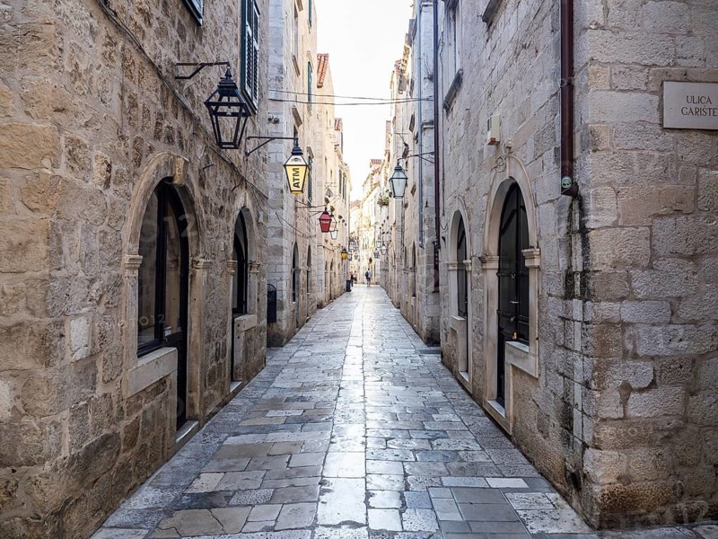Alley in the old town centre, Dubrovnik, Dalmatia, Croatia, Europe