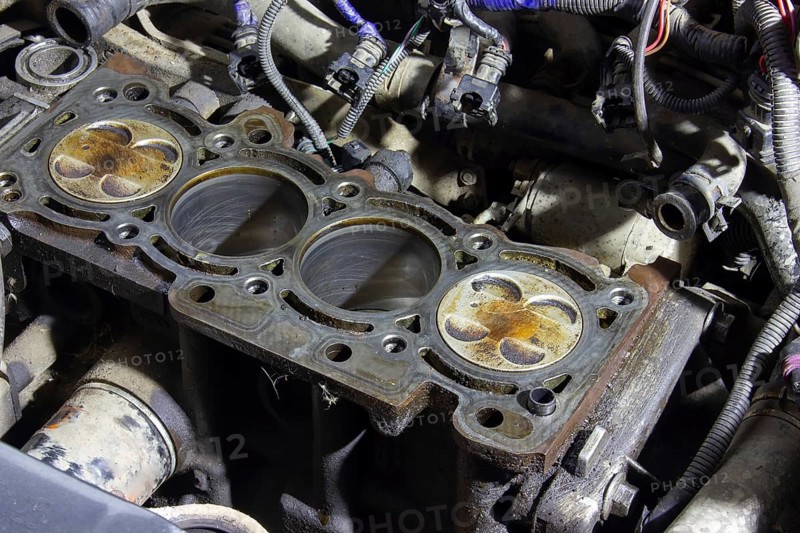 4 cylinders of the car engine in oil, the engine disassembled during repair