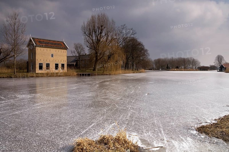 The Appel House is a monumental barn along the Alblas River on the Hof Souburgh grounds near Alblasserdam