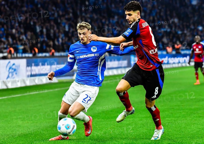 Michael Cuisance (Hertha BSC #27), Daniel Elfadli (Hamburger SV #8), duel, fight, tackle. (DFLDFB REGULATES PROHIBIT ANY USE OF PHOTOGRAPHS as IMAGE SEQUENCES andor QUASI-VIDEO)