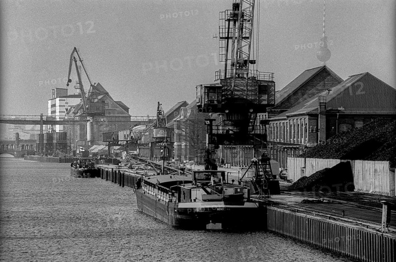 Germany, Berlin, 25.2.1991, View over the Spree to the eastern harbour, cranes, television tower, Europe