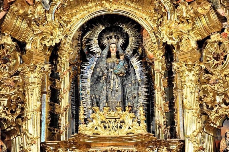 Detail of a Baroque altar with a gilded statue of the Madonna and Child Jesus, Iglesia de Santa Maria de la Asuncion, Arcos de la Frontera, Province of Cadiz, Andalusia, Spain, Europe