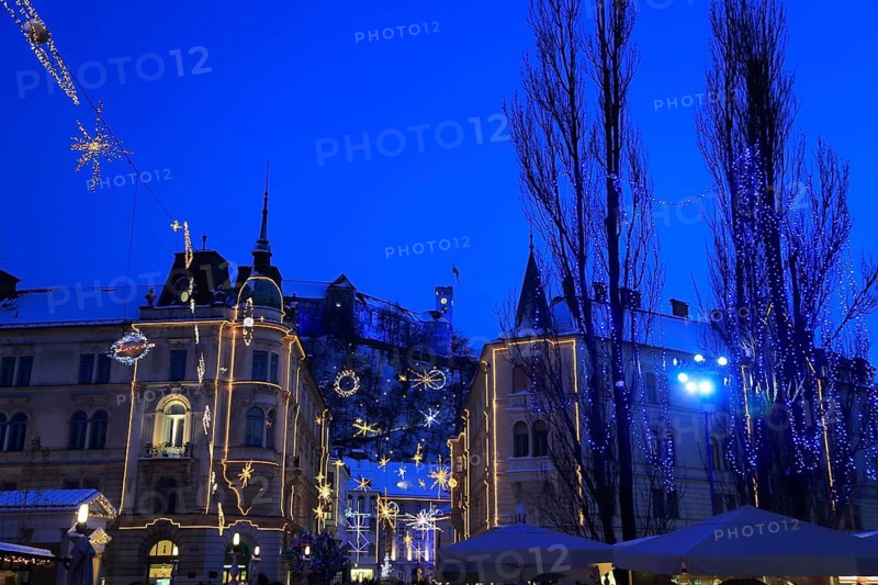 The Three Bridges over the Ljubljanica River, Ljubljana Castle at dusk at Christmas time, Ljubljana Ljubljana, Central Slovenia Upper Carniola, Slovenia, Europe