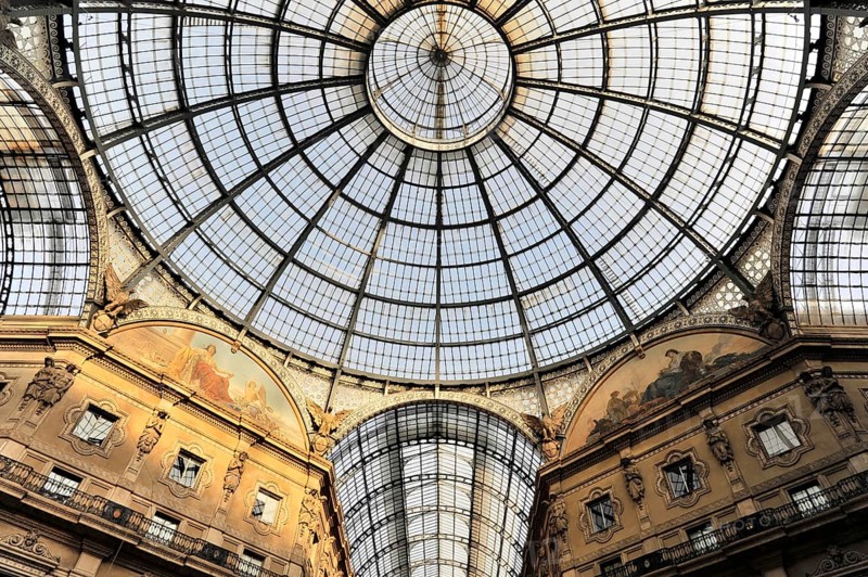 Vittorio Emanuele II Gallery, glass dome seen from the arcade, first covered shopping arcade in the world by architect Giuseppe Mengoni, 1872, Milan, Milano, Lombardy, Italy, Europe, Impressive glass roof dome of a historic building, through which the sunlight illuminates the ornately decorated walls, Europe