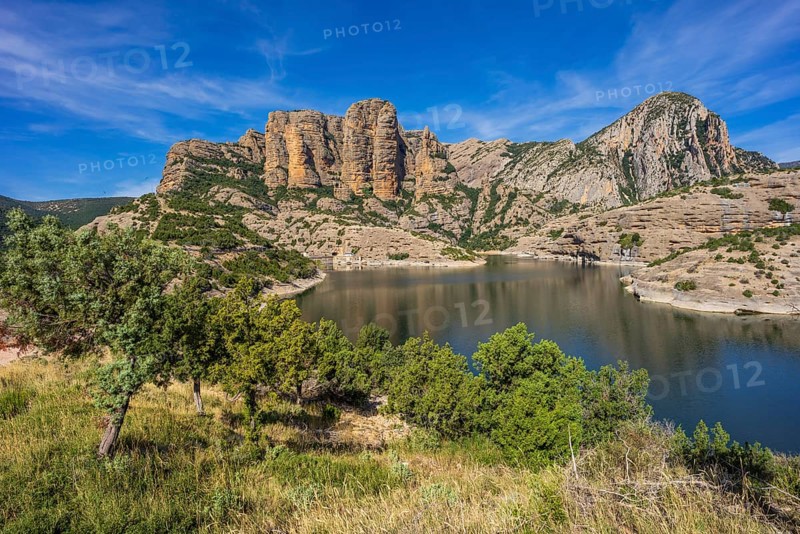 Mallos de Ligüerri and Vadiello reservoir, Sierra and Canyons of Guara Natural Park, Huesca, Aragon community, Spain, Europe
