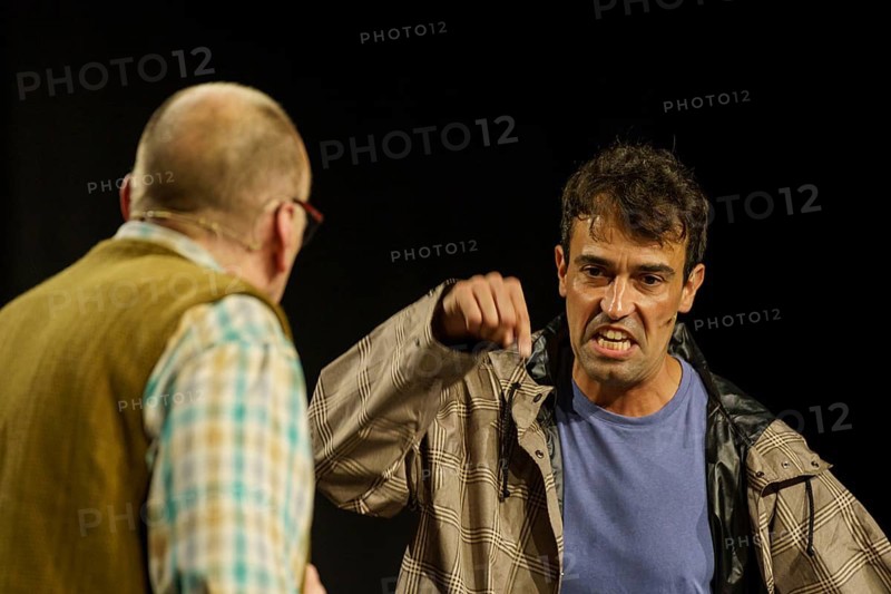 Escalar un gegant, theatrical performance, performed by Xavi Núñez and Santi Pons, directed by Bernat Molina, La Lluna en Vers festival, Binissalem, Mallorca