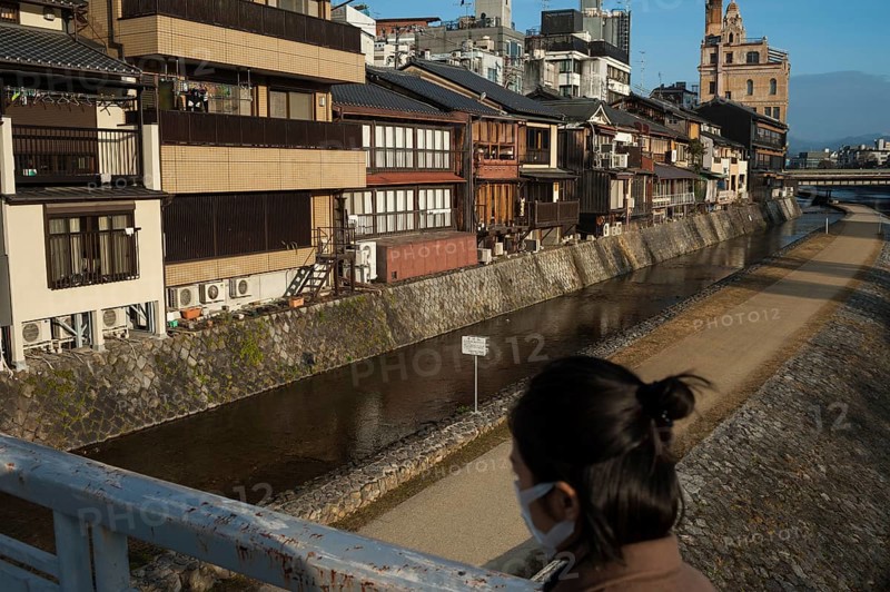 26.12.2017, Kyoto, Japan, Asia, A woman crosses a bridge over the Kamo River in Kyoto early in the morning, Asia