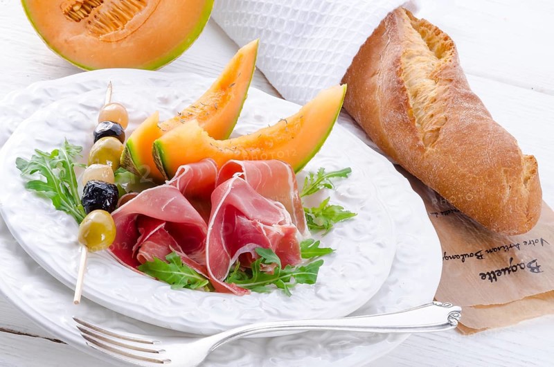 Ham with melon and olives